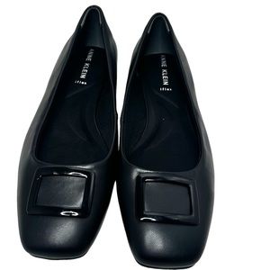 Anne Klein Black Iflex Ballet Flat with Black Hardware Size 8M. NWOB.